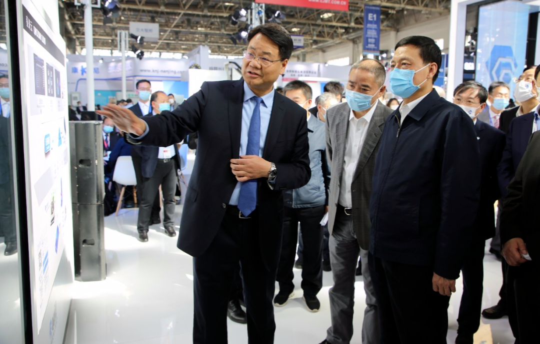 工信部領(lǐng)導(dǎo)蒞臨秦川集團(tuán)展臺 贊賞智能制造創(chuàng)新成果